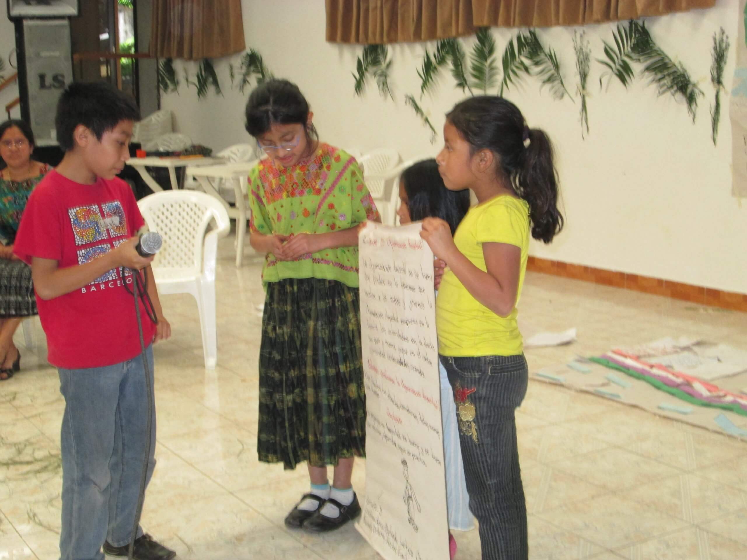 Exposición niñez en Enc. Nacional - Educación Maya Comunitaria
